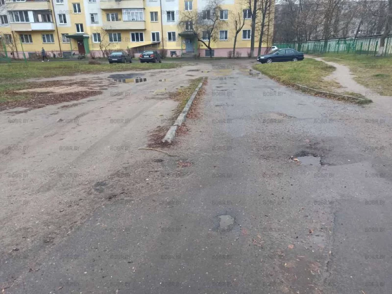 Зелёная зона меедлено превращается унылую стоянку