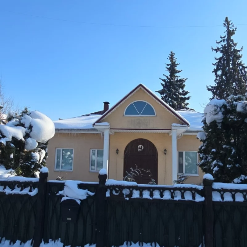 Какой красивый уютный коттедж на Пушкина 208. самая площадь города, Интересно кто живёт в таком шикарном коттедже?