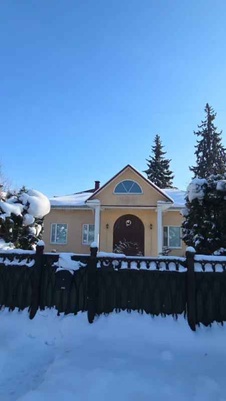 Какой красивый уютный коттедж на Пушкина 208. самая площадь города, Интересно кто живёт в таком шикарном коттедже?