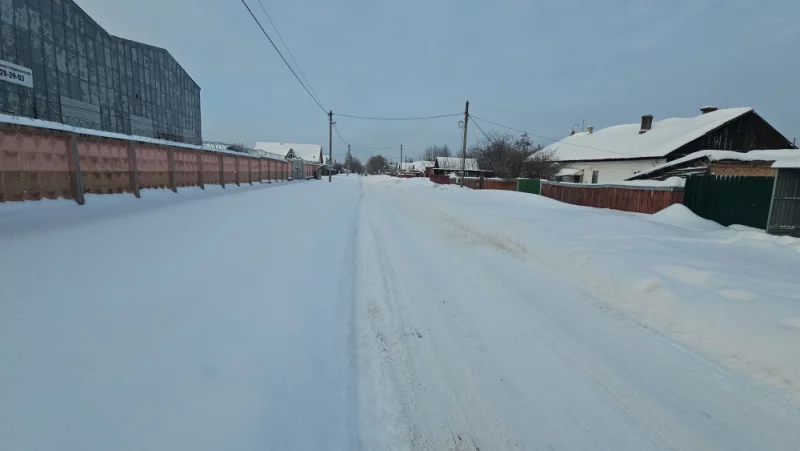 На значительное участке Карла Маркса отсутствуют тротуары. Приходится идти по проезжей части