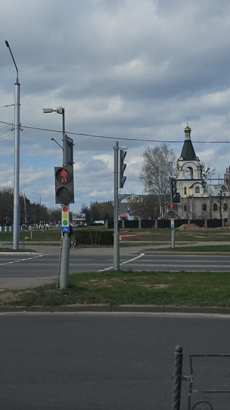На светофоры возле Этажерки установлены таблички. Теперь можно не спешиваться