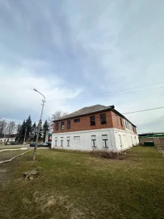 Двухэтажное здание административно-хозяйственного назначени