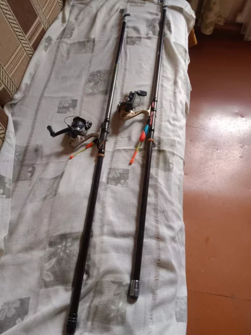 2 спиннинга с катушками, с лесками, чехол