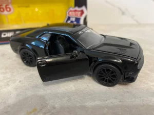 Игрушечная машинка