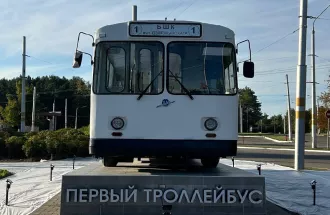 Ретро‑легенда Бобруйска – советский троллейбус ЗиУ‑682 на постаменте