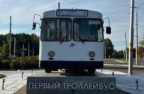 Ретро‑легенда Бобруйска – советский троллейбус ЗиУ‑682 на постаменте