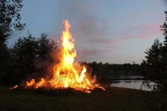 В Бобруйском районе подросток упал в костер, получив ожоги