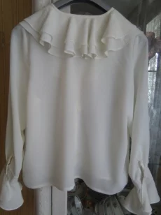 Блузка  нарядная с воланами