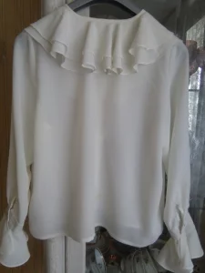 Блузка  нарядная с воланами