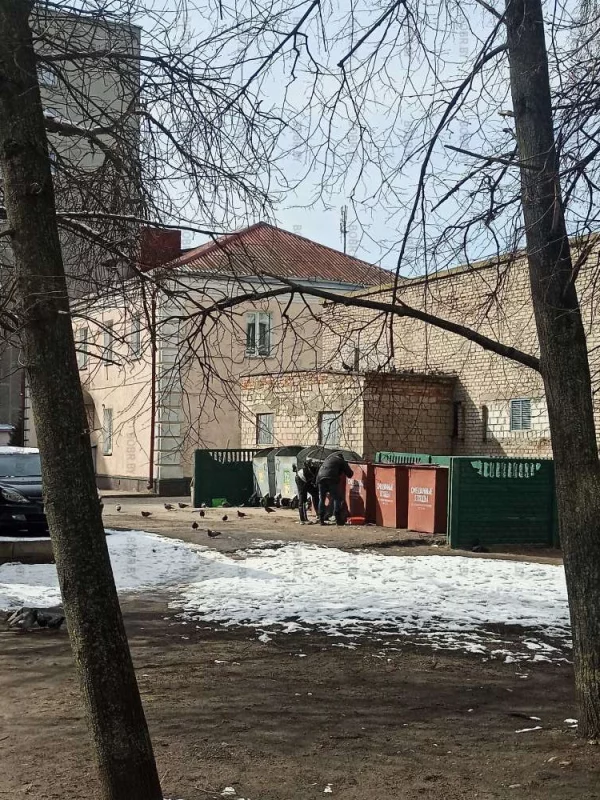 Люди вынуждены собирать мусор