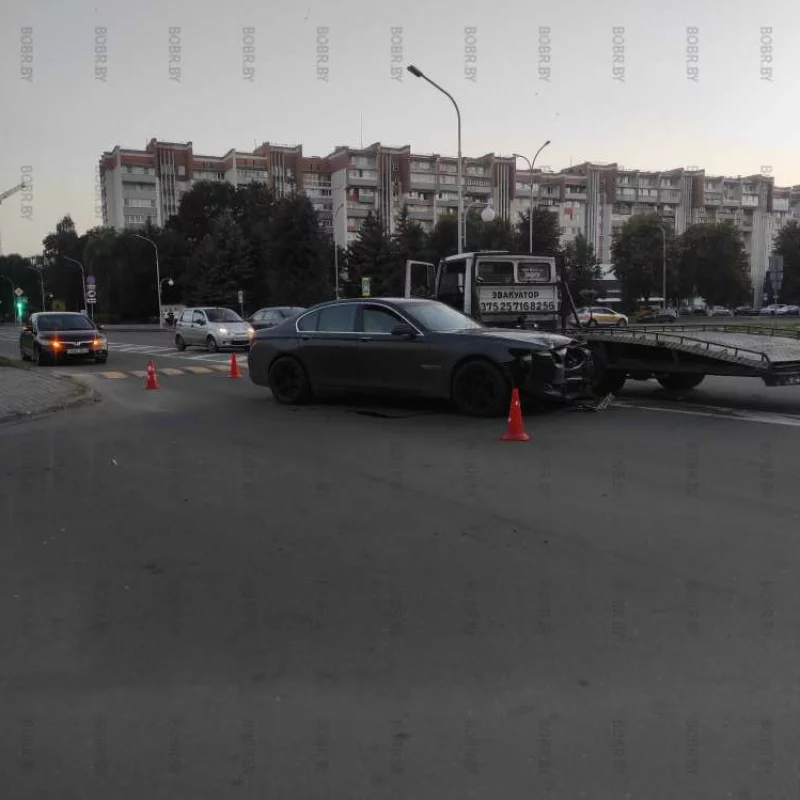 БМВ врезался в эвакуатор ;)