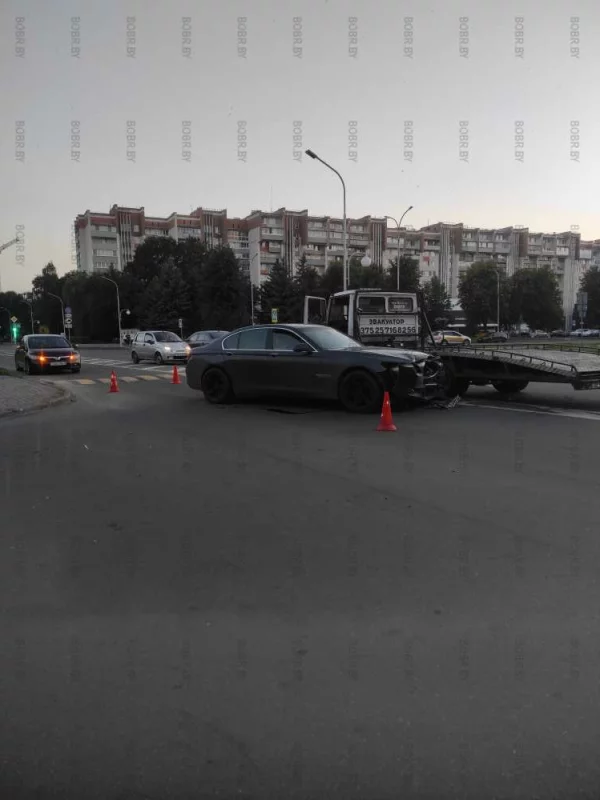 БМВ врезался в эвакуатор ;)