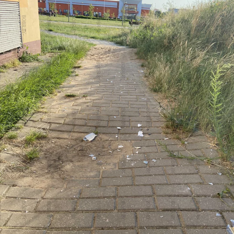 А тут ходят дети, в Молодёжном парке