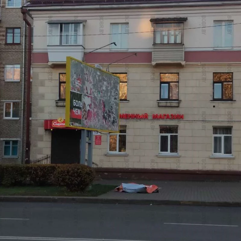 Сняли рекламу, а убрать забыли