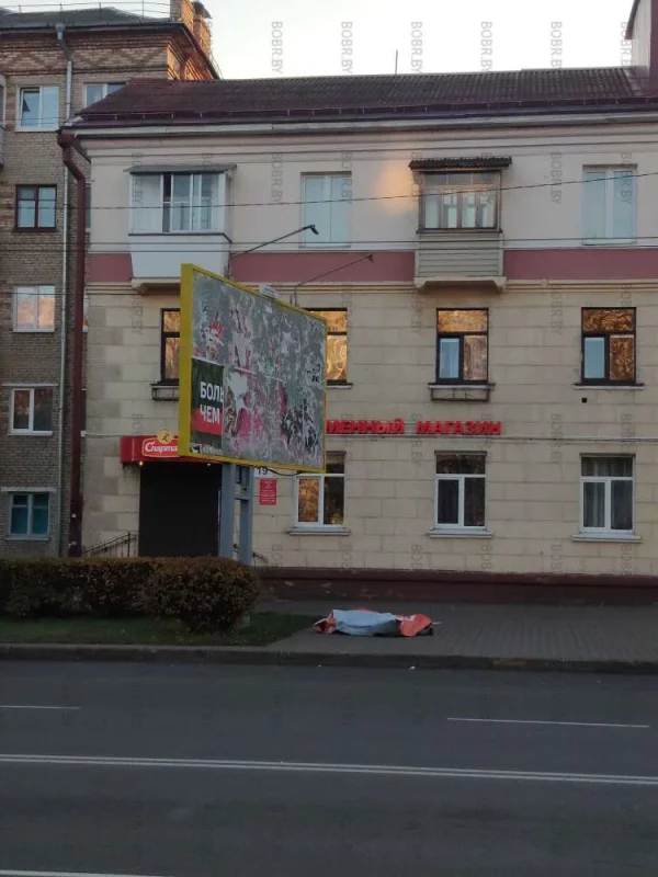 Сняли рекламу, а убрать забыли