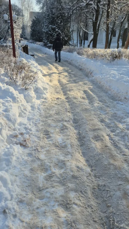 Труднопроходимые дорожки в сквере.