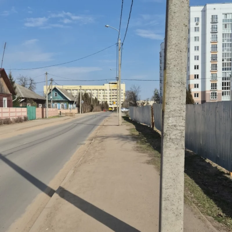 Почему надо было столбы поставить посреди тротуара?