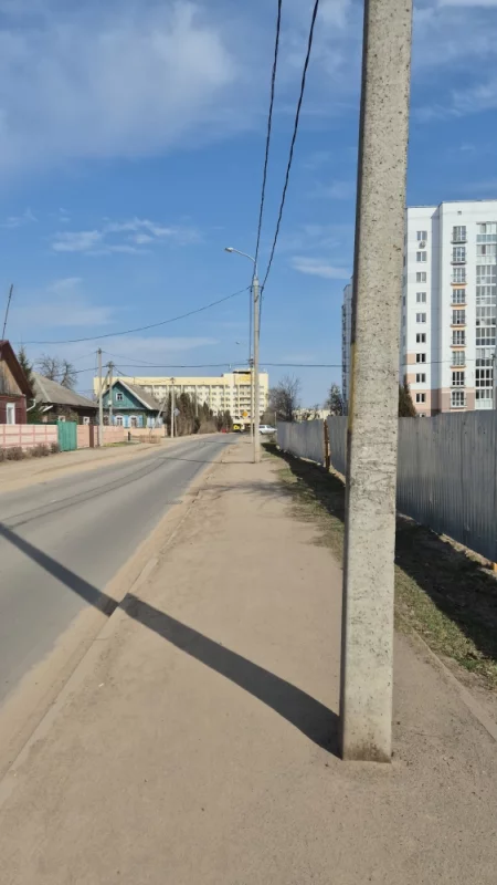 Почему надо было столбы поставить посреди тротуара?