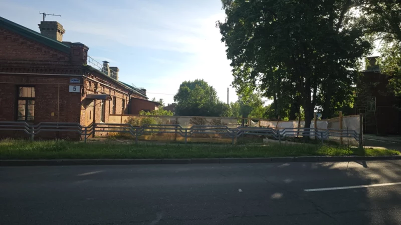 Полностью перегородки участок тротуара на Карбышева с нечетной стороны
