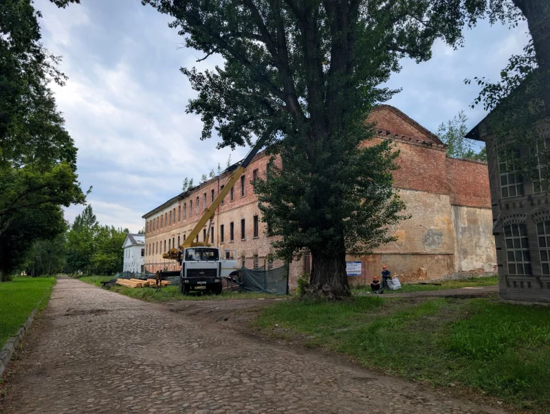 В Бобруйской крепости ремонтируют трехэтажный «Комендантский дом». У него снова будет крыша!