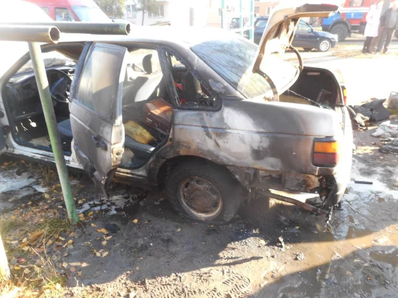 Горел автомобиль на улице Октябрьской
