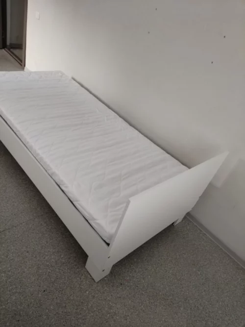 Кровати с матрасами