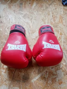 Боксерские перчатки и ленты. 45руб