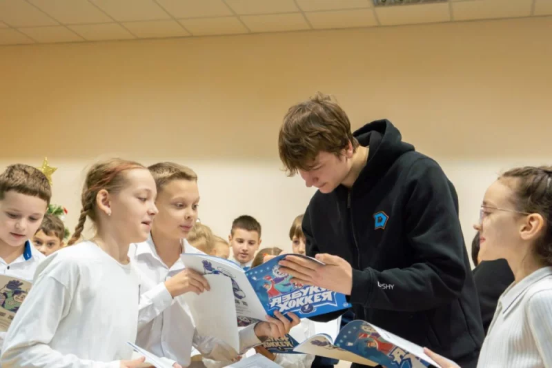 Молодые звезды МХЛ провели урок хоккея в бобруйской школе