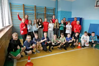 Футболисты мужской и женской команд «Белшины» провели урок физкультуры для шестиклассников бобруйской школы №12