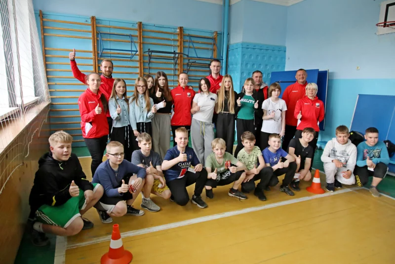 Футболисты мужской и женской команд «Белшины» провели урок физкультуры для шестиклассников бобруйской школы №12