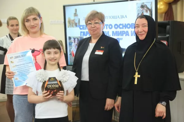 «Семья — основа гармонии, мира, и здоровья»: в бобруйской школе №30 прошла диалоговая площадка с участием игумении Параскевы