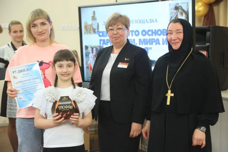 «Семья — основа гармонии, мира, и здоровья»: в бобруйской школе №30 прошла диалоговая площадка с участием игумении Параскевы
