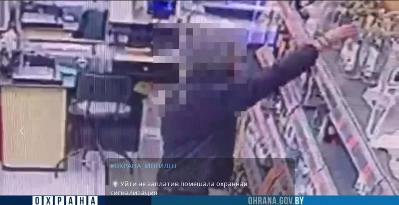 В Бобруйске мужчина взял с прилавка магазина несколько бутылок алкоголя и прошел мимо кассы