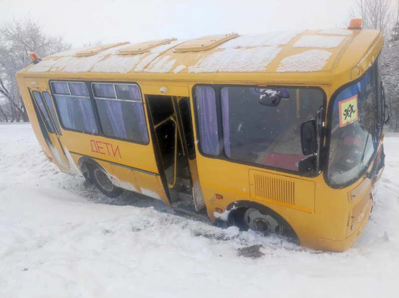 На трассе Могилев-Бобруйск в кювет вылетел школьный автобус. УВД: детей в автобусе не было, никто не пострадал