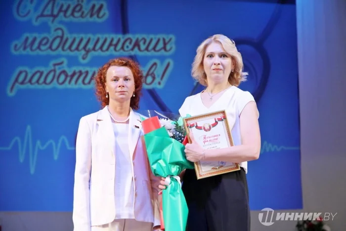 Медработник «Белшины» получила награду от главврача БЦБ