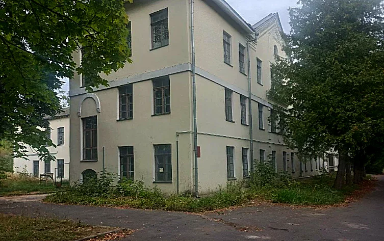 В Бобруйске за долги продают бывший армейский штаб. Сейчас в нем располагается синагога