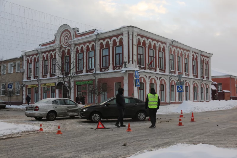 Рядом с типографией им. А.Т. Непогодина столкнулись Daewoo Leganza и LADA Vesta