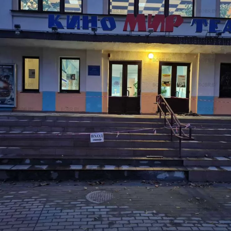 Ремонт крыльца идёт уже который год.... Может быть пора навести в парке порядок а не ремонтировать крыльцо каждый год??? 