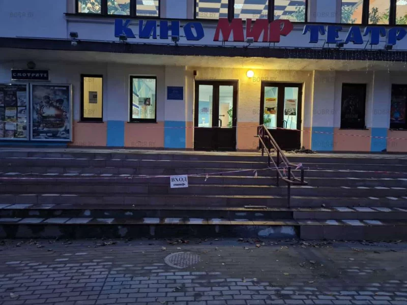 Ремонт крыльца идёт уже который год.... Может быть пора навести в парке порядок а не ремонтировать крыльцо каждый год??? 