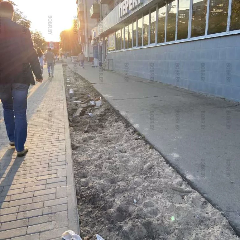 То что на интернациональный положили в тротуар, это хорошо, но, что это за ямочки такие?