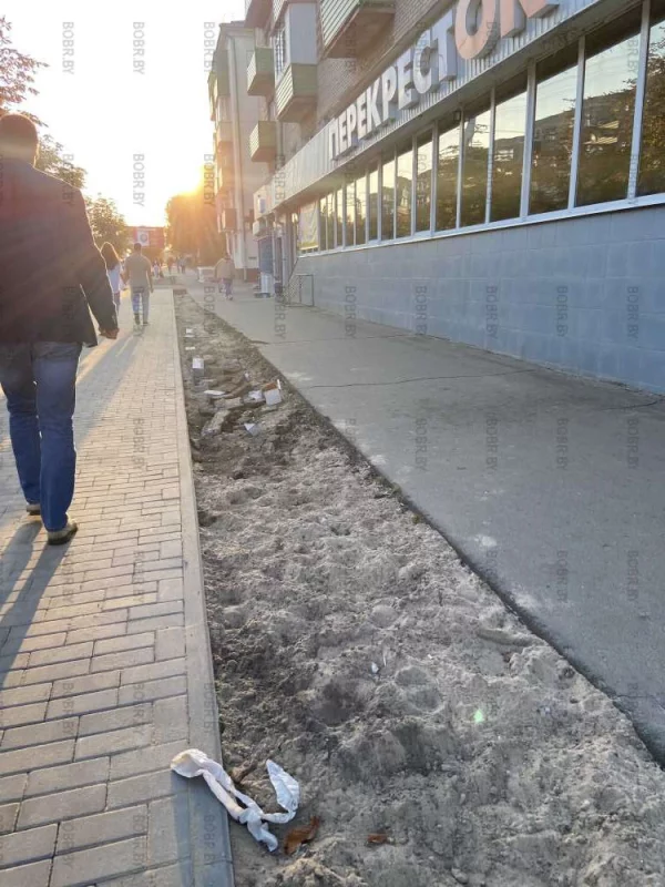 То что на интернациональный положили в тротуар, это хорошо, но, что это за ямочки такие?