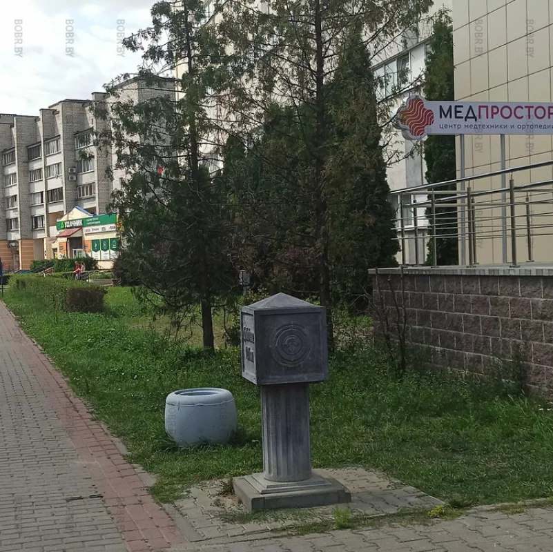 Нулевой километр и урна для мусора в метре - наверное в этом есть какая-то задумка автора