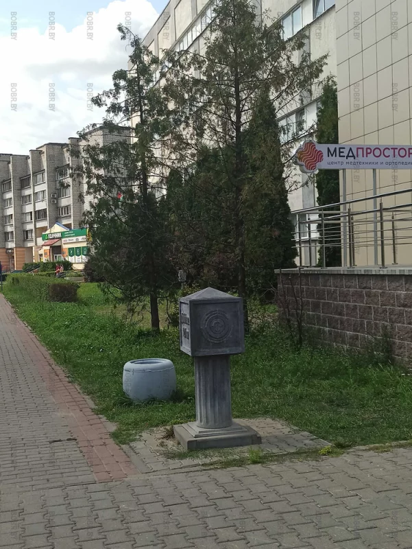 Нулевой километр и урна для мусора в метре - наверное в этом есть какая-то задумка автора