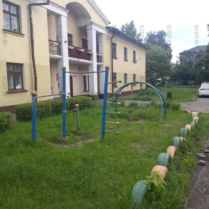Развеселая площадка у общежития Славянки