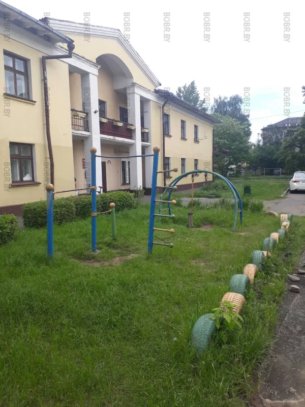 Развеселая площадка у общежития Славянки