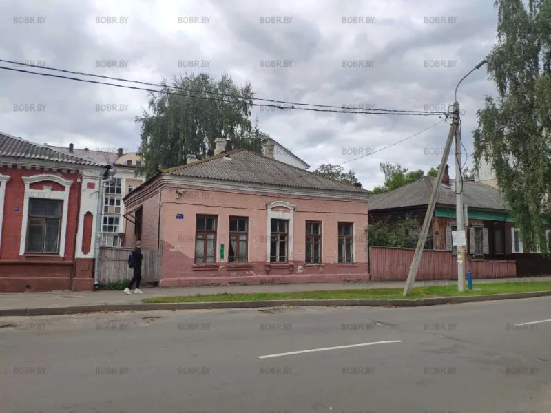 На фото, остановка общественного транспорта, как вы можете видеть ни лавочки, не остановочного комплекса с козырьком чтобы укрыться от дождя нету. Только висит расписание.