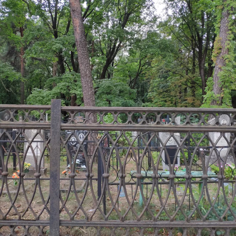 Ограда кладбища на улице Минская, в этом веке ещё ни разу не крашенная...