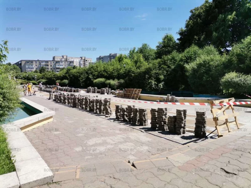 В Парке культуры рабочие занимаются заменой пришедшей в негодность тротуарной плитки. 