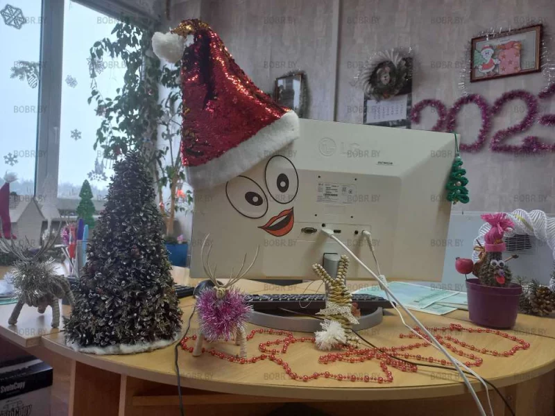 Добрый день ! Меня зовут Наталья.Люблю создавать праздничное настроение  себе и своим коллегам своими авторскими работами из бумажной лозы. Новогодняя атмосфера становится особенно завораживающей,когда в ней всё создано своими руками. 