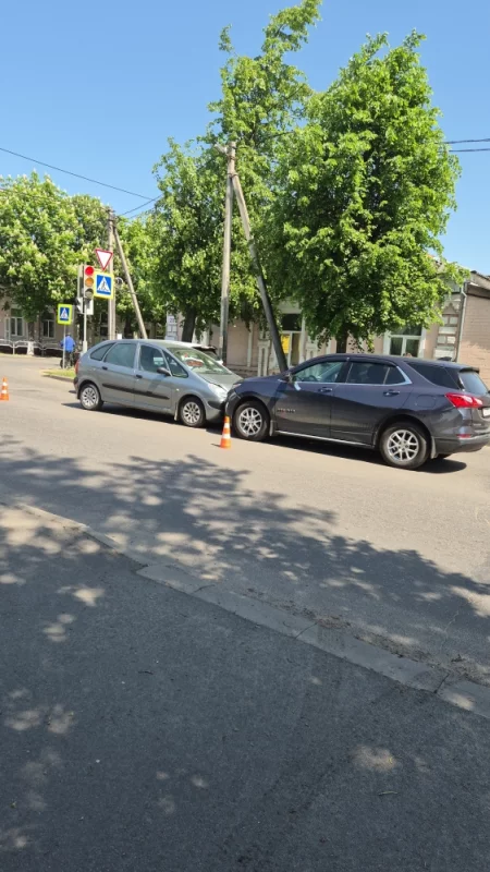 На улице Чонгарской произошла авария. По словам очевидцев, причиной стал выезд одного из автомобилей на встречную полосу.